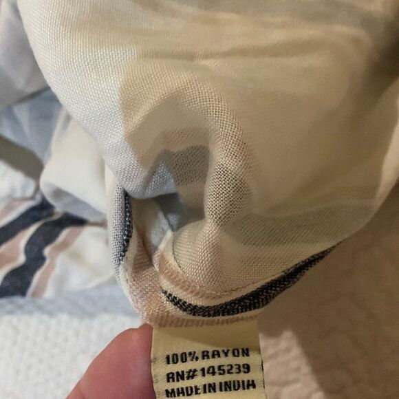 Sim & Sam crop V-neck Thai front Ray on top. Small - Picture 8 of 8